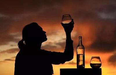 人生兩杯酒:一杯敬過往，一杯敬明天